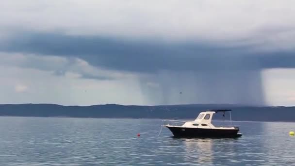 Riesige Regenwolken Hinter Einem Boot Novi Vinodolski Kroatien — Stockvideo