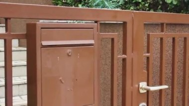 Konuşan kahverengi posta kutusu rüzgarlı Hırvatistan 'da çitte.