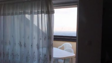 Marina sahil teknelerinde rüzgar dalgaları Novi Vinodolski Hırvatistan 'ı geziyor.