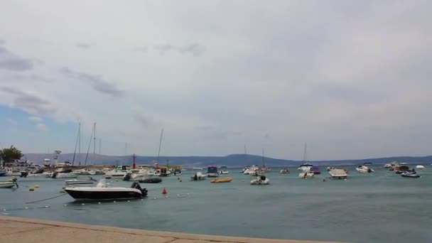 Ondas Vento Barcos Praia Marina Passeio Novi Vinodolski Croácia — Vídeo de Stock