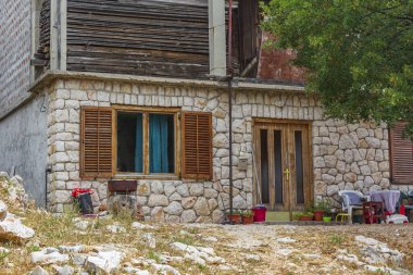 Novi Vinodolski Hırvatistan 'da bahçeli tipik taş ev.