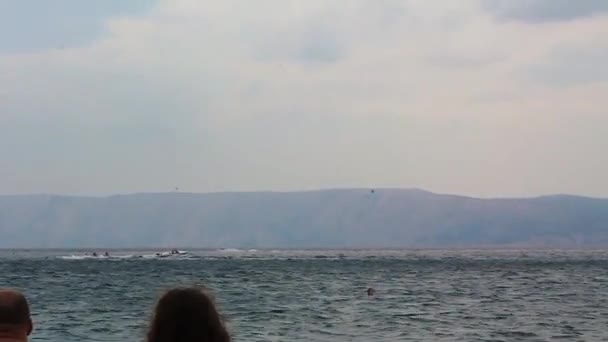 Pessoas Assistindo Speedboat Jetski Desportos Aquáticos Turísticos Novi Vinodolski Croácia — Vídeo de Stock