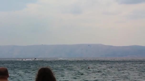 Oameni Care Urmăresc Barca Viteză Jetski Sporturi Acvatice Turistice Novi — Videoclip de stoc