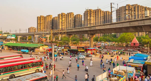 Tuk Tuks otobüsleri ve Yeni Delhi Hindistan 'daki insanlarla hayat ve büyük trafik..