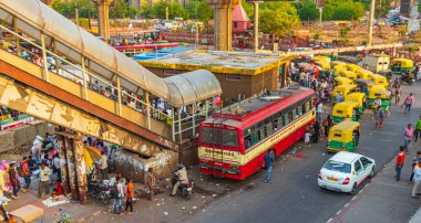 Tuk Tuks otobüsleri ve Yeni Delhi Hindistan 'daki insanlarla hayat ve büyük trafik..