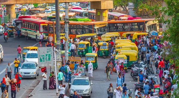 Tuk Tuks otobüsleri ve Yeni Delhi Hindistan 'daki insanlarla hayat ve büyük trafik..