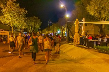 Gece hayatı Novi Vinodolski Hırvatistan 'da bir sürü insanın eğlencesine gidiyor.