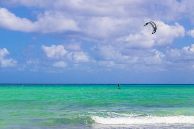 Uçurtma sörfü gibi su sporu Playa del Carmen Mexico 'daki 88 Punta Esmeralda plajında wakeboard yapıyor..