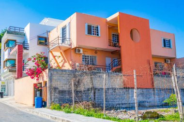 Playa del Carmen Meksika 'daki tipik turuncu konutlu otel binası..