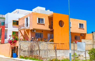 Playa del Carmen Meksika 'daki tipik turuncu konutlu otel binası..