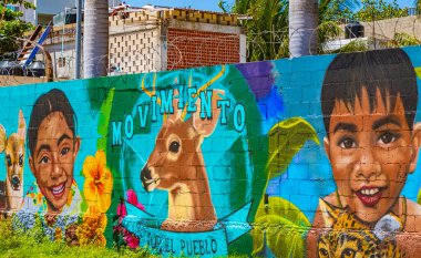 Playa del Carmen Quintana Roo Mexico 'da renkli hayvan ve insan resimleri ve graffiti olan sanatsal duvarlar..