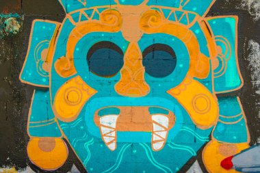 Playa del Carmen Quintana Roo Mexico 'da renkli Maya tabloları ve grafitileri olan sanatsal duvarlar.