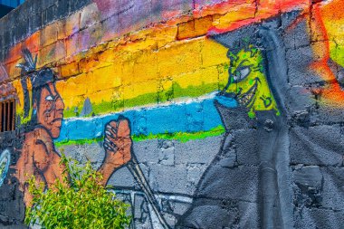 Playa del Carmen Quintana Roo Mexico 'da renkli İndiana ile virüs tabloları ve grafitilere karşı sanatsal duvarlar.