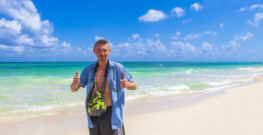 Playa del Carmen Meksika 'daki tropik Meksika plajında seksi vücutlu ve mavi gömlekli Rus turist..