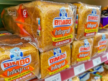 Playa del Carmen Meksika 02. Nisan 2021 Bimbo tostu Süpermarkette İntegral ekmek paketi.