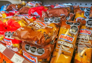 Playa del Carmen Meksika 10 numara. Nisan 2021 Bimbo Çikolatalı Panquecitos Ekmek Paketi Meksika 'daki Playa del Carmen süpermarketinde.