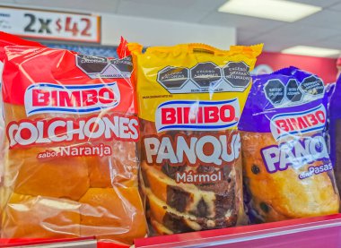 Playa del Carmen Meksika 10 numara. Nisan 2021 Bimbo Meksika 'daki Playa del Carmen süpermarketinde farklı tatlı ekmek paketleme.