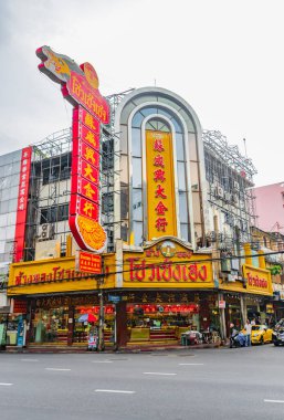 Samphanthawong Bangkok Tayland 'daki Yaowarat Yolu üzerindeki Çin Kasabası' nda trafik yoğun..