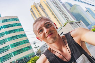 Bangkok 'ta dünya turu yapan bir gezgin. Hala Tayland 'da sırt çantan var mı??