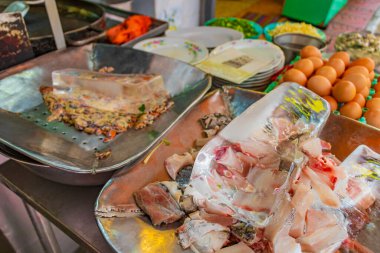 Çin 'in Bangkok Tayland şehrindeki sokak yemekleri pazarında yabancı Tayland yemekleri ve Çin mutfağı..