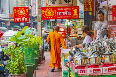 Bangkok Tayland 22 numara. Mai 2018 Monk, Samphanthawong Bangkok Tayland 'daki Yaowarat Yolu' ndaki Çin kasabasında yoğun trafik arasında yürüyor..