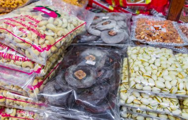 Fındık ve tohum seçimi Tayland yemeği ve Çin mutfağı Çin Mahallesi Bangkok Tayland 'daki eski market.