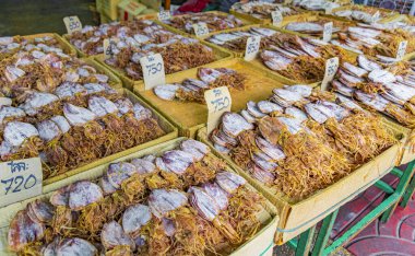 Tayland deniz mahsulleri ve Çin mutfağı Çin 'in Bangkok şehrindeki eski market..