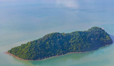 Tayland 'ın panoramik manzarası üzerinde uçarak güzel adaların sahil sahilleri turkuaz sular ve bulutlar.