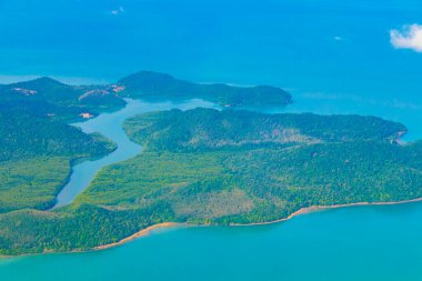 Tayland 'ın panoramik manzarası üzerinde uçarak güzel adaların sahil sahilleri turkuaz sular ve bulutlar.