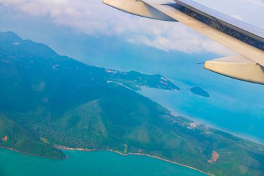 Tayland 'ın panoramik manzarası üzerinde uçarak güzel adaların sahil sahilleri turkuaz sular ve bulutlar.