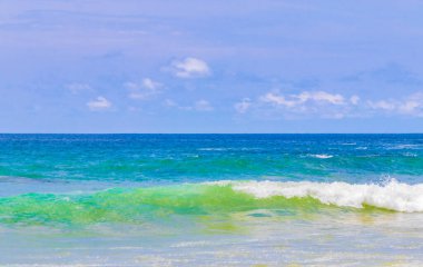 Nai Thon Naithon Sahili Sakhu Thalang Phuket Tayland 'da turkuaz berrak suyu olan rüya körfezi.