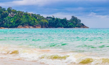 Nai Thon Naithon Sahil Koyu Panorama Sakhu Thalang Phuket Tayland 'da turkuaz suyu olan rüya sahili.