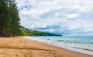 Nai Thon Naithon Plajı Sakhu Thalang Phuket Tayland 'da turkuaz insan bulunan bir rüya sahili..