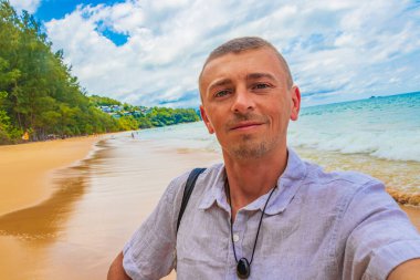 Dünya turisti FARANG, Thalang Phuket Tayland 'daki turkuaz berrak suyla Nai Thon Naithon Sahili Koyu' nda.