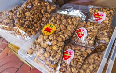 Bangkok Tayland 22 numara. Mai 2018 Pazarda kurutulmuş meyve ve mantar Tayland yemeği Çin Mahallesi Bangkok Tayland.