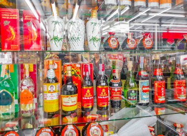 Bangkok Tayland 22 numara. Çin Mahallesi Bangkok Tayland 'da Mai 2018 Çin ve Tayland içki vitrinleri.