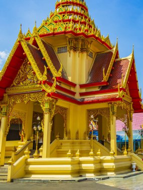 Bangkok Tayland 'daki şaşırtıcı renkli Wat Don Mueang Phra Arramluang Budist Tapınağı.