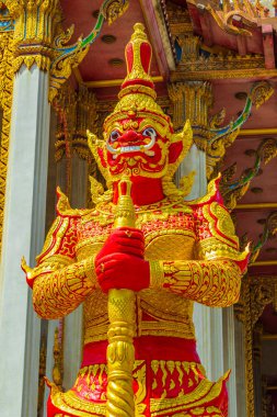 Bangkok Tayland 'daki Wat Don Mueang Phra Arramluang Budist tapınağında altın sarısı yaksha tapınağında..