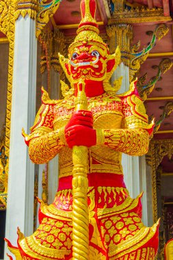 Bangkok Tayland 'daki Wat Don Mueang Phra Arramluang Budist tapınağında altın sarısı yaksha tapınağında..