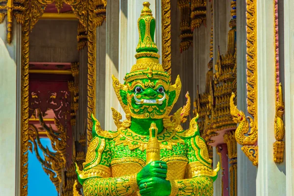 Bangkok Tayland 'daki Wat Don Mueang Phra Arramluang Budist Tapınağı' nda altın yeşili içinde dev tapınak koruyucusu Yaksha..