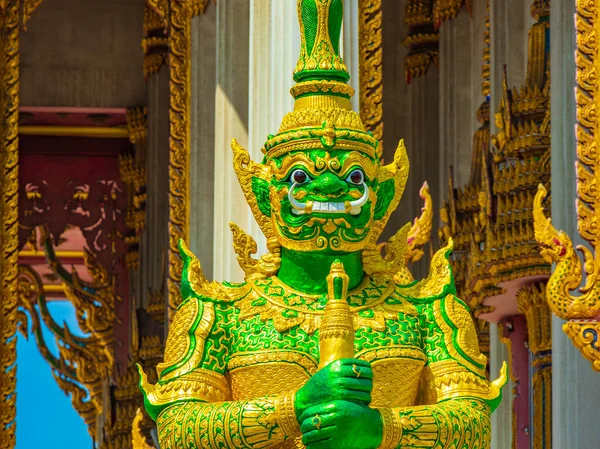 Bangkok Tayland 'daki Wat Don Mueang Phra Arramluang Budist Tapınağı' nda altın yeşili içinde dev tapınak koruyucusu Yaksha..