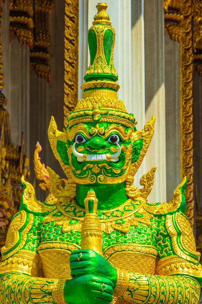 Bangkok Tayland 'daki Wat Don Mueang Phra Arramluang Budist Tapınağı' nda altın yeşili içinde dev tapınak koruyucusu Yaksha..