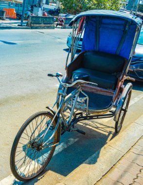 Don Mueang Bangkok Tayland 'da eski bir trikshaw trikshaw motosikleti..