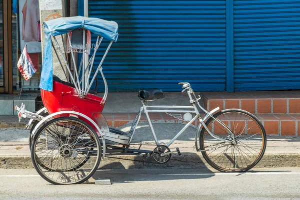 Don Mueang Bangkok Tayland 'daki eski kırmızı çekçekli trishaw..