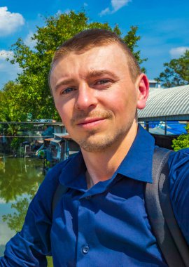 Don Mueang Bangkok Tayland 'da Prem Prachakon kanalı ve nehri olan turist FARANG.