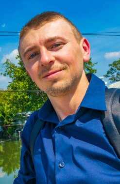 Don Mueang Bangkok Tayland 'da Prem Prachakon kanalı ve nehri olan turist FARANG.