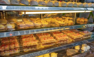 Bangkok Tayland 22 numara. Mai 2018 Renkli Çin Kasabası eski market yolu gıda mağazalarıyla dolu ve Bangkok Tayland halkı.