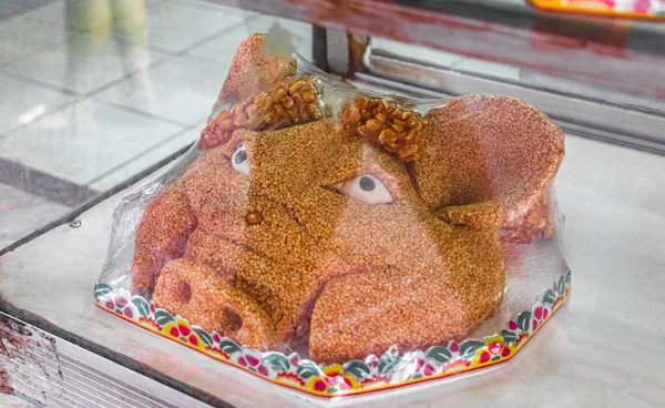 Cinesi Amano Mangiare Carne Maiale Maiale Facce Torta Arachidi Sesamo — Foto Stock