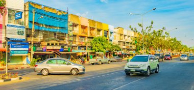 Bangkok Tayland 26 numara. 2020 Ocak 'ında Don Mueang Bangkok Tayland' da sokak arabaları.