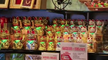 Altın Çinli kedi Bangkok Tayland 'da hediyelik eşya dükkanında.